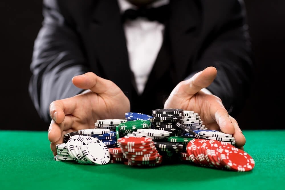 Pokerspieler am Tisch: Hoffen auf das richtige Blatt